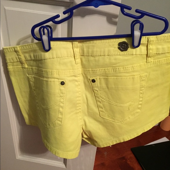 Shorts - Picture 3 of 3